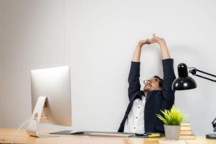 الجلوس الطويل يهدد الصحة.. عادات بسيطة تقلل أضراره