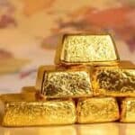 صائغ مصري يعرض سبائك ذهب داخل محل مجوهرات في القاهرة
