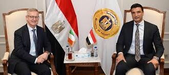 وزير الصناعة المصري يبحث مع السفير الأيرلندي آفاق التعاون في مجالات الطاقة والأدوية