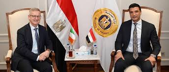 وزير الصناعة المصري يبحث مع السفير الأيرلندي آفاق التعاون في مجالات الطاقة والأدوية