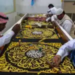 اكتمال المراحل النهائية لصناعة كسوة الكعبة استعدادًا لتركيبها