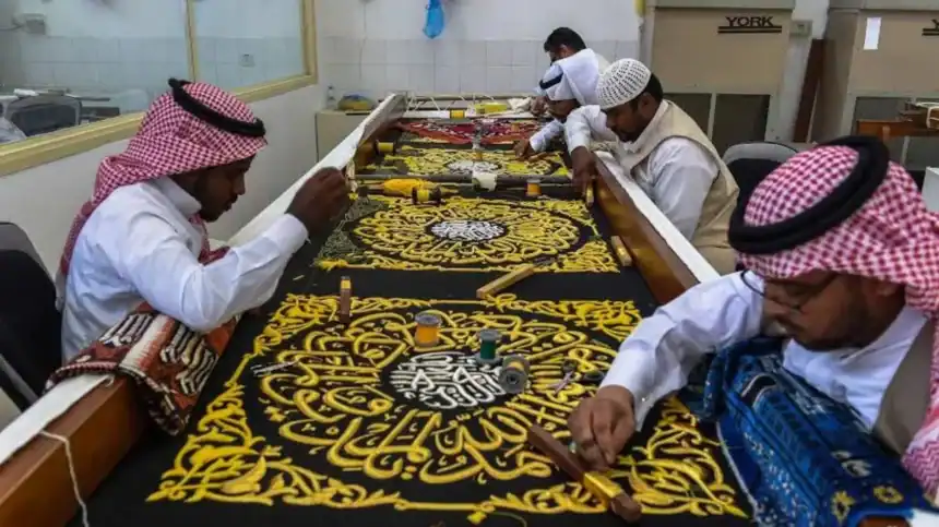اكتمال المراحل النهائية لصناعة كسوة الكعبة استعدادًا لتركيبها 1 اكتمال المراحل النهائية لصناعة كسوة الكعبة استعدادًا لتركيبها
