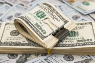 الدولار ينهي تعاملات الاثنين على تراجع في البنوك المصرية