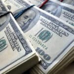 سعر الدولار يتراجع أكثر من جنيه منذ بداية تعاملات الإثنين