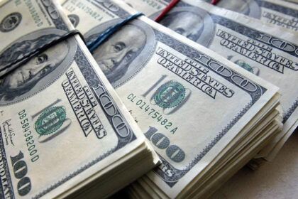 سعر الدولار يتراجع أكثر من جنيه منذ بداية تعاملات الإثنين