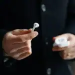 لماذا يجب إعادة تشغيل AirPods قبل إعادة ضبطها؟