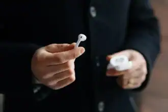 لماذا يجب إعادة تشغيل AirPods قبل إعادة ضبطها؟