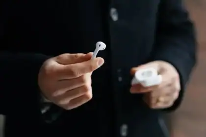 لماذا يجب إعادة تشغيل AirPods قبل إعادة ضبطها؟