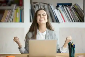 حق المرأة العاملة في إنهاء العقد بسبب الزواج أو الإنجاب وفقًا لقانون العمل الجديد