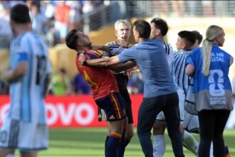 التحقيق يفتح ملف أحداث نهائي كأس العالم بين إسبانيا والأرجنتين.. فيفا يتحرك رسمياً