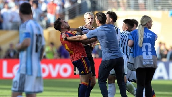 التحقيق يفتح ملف أحداث نهائي كأس العالم بين إسبانيا والأرجنتين.. فيفا يتحرك رسمياً 1 التحقيق يفتح ملف أحداث نهائي كأس العالم بين إسبانيا والأرجنتين.. فيفا يتحرك رسمياً