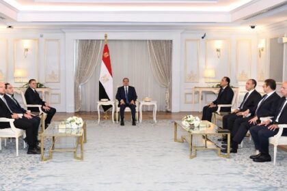 السيسي والدبيبة يبحثان تعزيز العلاقات ويدعوان لحل النزاعات الإقليمية بالحوار