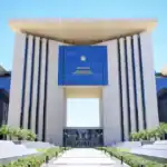العلمان المصري والكويتي إلى جانب علم البحرين في إطار التضامن بين الدول العربية
