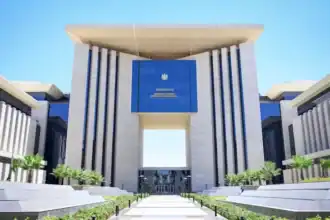 العلمان المصري والكويتي إلى جانب علم البحرين في إطار التضامن بين الدول العربية