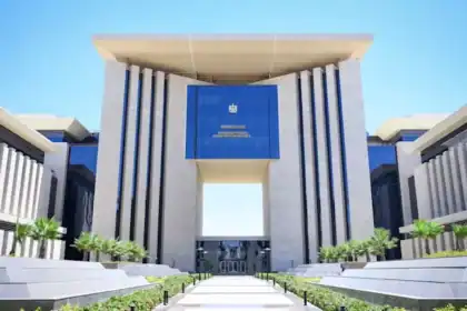 العلمان المصري والكويتي إلى جانب علم البحرين في إطار التضامن بين الدول العربية