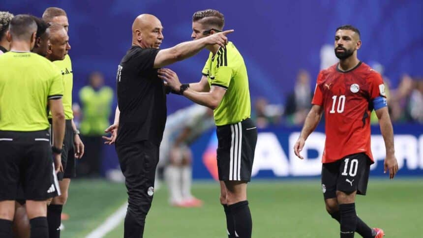 خبير تحكيمي يعلق على قرارات حكم مباراة مصر والأرجنتين في كأس العالم 2026 1 حكم مباراة مصر والأرجنتين في كأس العالم 2026 أثناء مراجعة إحدى اللقطات التحكيمية