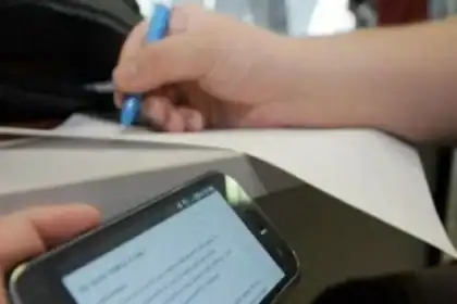 طلاب الثانوية العامة داخل لجنة امتحان مع تشديد إجراءات المراقبة