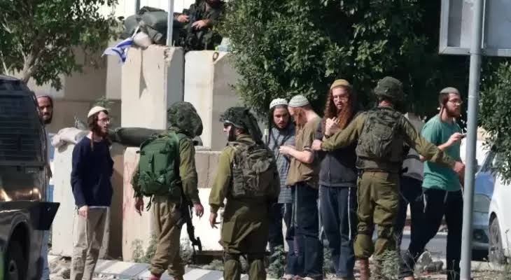 مستوطنون يدمرون خط الكهرباء في قرية المنية جنوب شرق بيت لحم 1 خط كهرباء متضرر في قرية فلسطينية بعد اعتداء مستوطنين