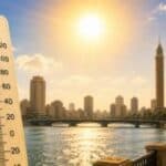 سماء صافية وأجواء حارة في إحدى المدن المصرية خلال موجة الطقس الحار