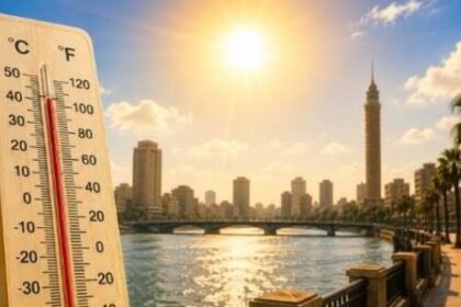 سماء صافية وأجواء حارة في إحدى المدن المصرية خلال موجة الطقس الحار