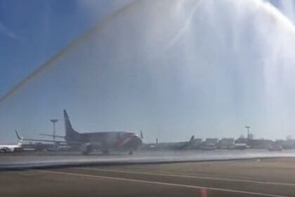 طائرة منتخب مصر تمر أسفل قوس المياه أثناء استقبالها في مطار العلمين