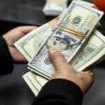 تحويلات مالية بالدولار ترمز إلى أموال المصريين العاملين بالخارج