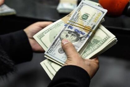 تحويلات مالية بالدولار ترمز إلى أموال المصريين العاملين بالخارج