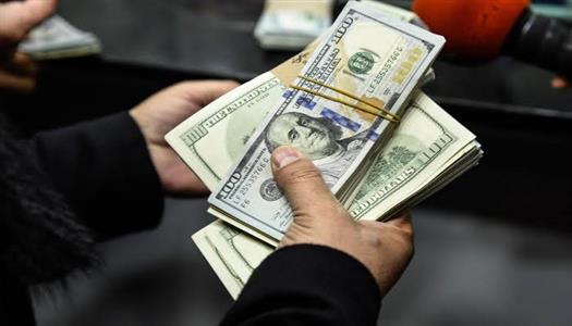 تحويلات مالية بالدولار ترمز إلى أموال المصريين العاملين بالخارج