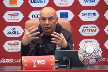 حسام حسن خلال متابعة لاعبين محترفين تمهيدًا لضمهم إلى منتخب مصر