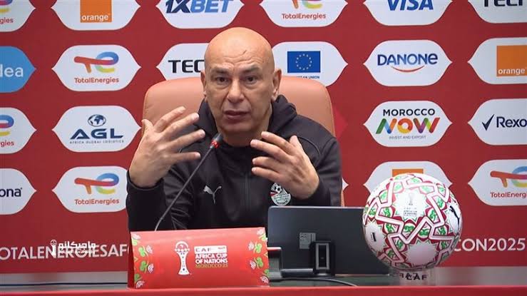 حسام حسن خلال متابعة لاعبين محترفين تمهيدًا لضمهم إلى منتخب مصر
