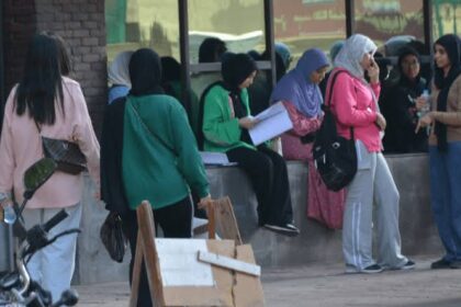 طلاب الثانوية العامة يؤدون امتحاني الكيمياء والجغرافيا غدًا