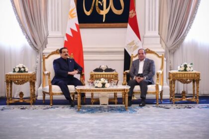 بالصور.. السيسي يستقبل ملك البحرين في مطار العلمين