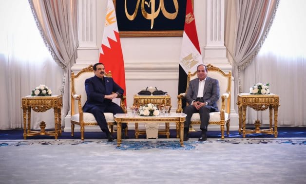 بالصور.. السيسي يستقبل ملك البحرين في مطار العلمين 1 بالصور.. السيسي يستقبل ملك البحرين في مطار العلمين