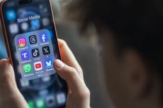 أمريكا اللاتينية تتصدى لمخاطر السوشيال ميديا بحزمة قوانين جديدة لحماية الأطفال