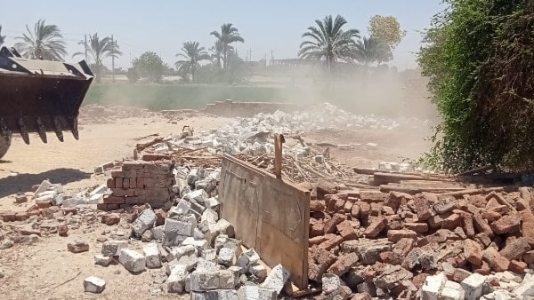 محافظ الغربية يوجه بوقف 7 حالات بناء مخالف في بسيون