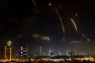 الكويت: الدفاعات الجوية تتصدى لهجمات صواريخ ومسيرات معادية