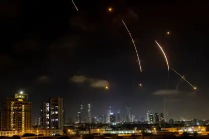 الكويت: الدفاعات الجوية تتصدى لهجمات صواريخ ومسيرات معادية