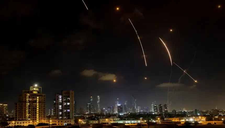 الكويت: الدفاعات الجوية تتصدى لهجمات صواريخ ومسيرات معادية