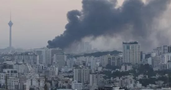 انفجارات متعددة تهز جزيرة قشم وسيريك جنوب إيران