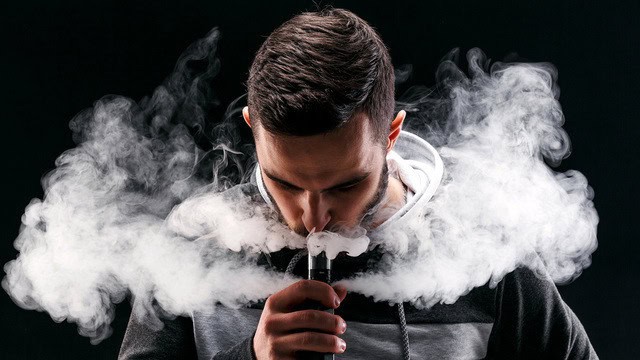 بريطانيا تفرض ضريبة على السجائر الإلكترونية بقيمة 137 جنيهاً إسترلينياً سنوياً