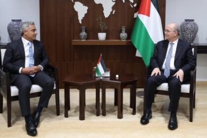 رئيس الوزراء الفلسطيني يستقبل السفير المصري الجديد ويشيد بموقف القاهرة الداعم للقضية