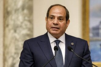 السيسي يستقبل عباس: مصر ترفض الانتهاكات الإسرائيلية وتتمسك بحل الدولتين