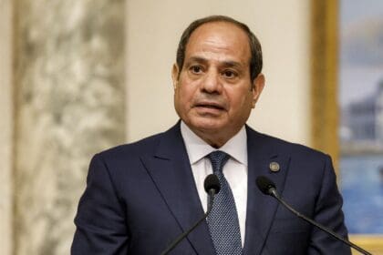 السيسي يستقبل عباس: مصر ترفض الانتهاكات الإسرائيلية وتتمسك بحل الدولتين