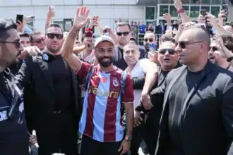 طرابزون سبور يهدد بملاحقة قانونية بسبب استخدام اسم محمد صلاح تجاريًا