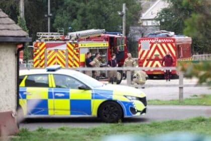 إخلاء منازل واعتقالات بعد حادث أمني قرب قاعدة أمريكية في بريطانيا