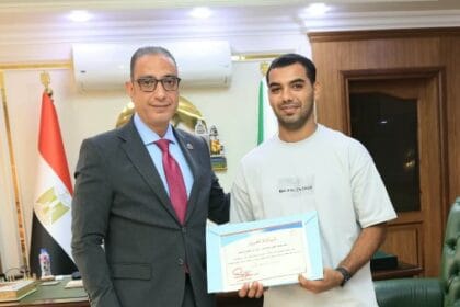 محافظ الجيزة يكرم مواطنًا أنقذ طفلًا سقط من الطابق الثالث
