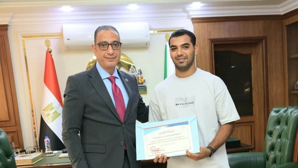 محافظ الجيزة يكرم مواطنًا أنقذ طفلًا سقط من الطابق الثالث 1 محافظ الجيزة يكرم مواطنًا أنقذ طفلًا سقط من الطابق الثالث