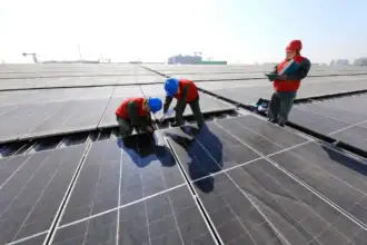 تراجع كبير في وظائف عمالقة الطاقة الشمسية بالصين مع استمرار فائض الإنتاج